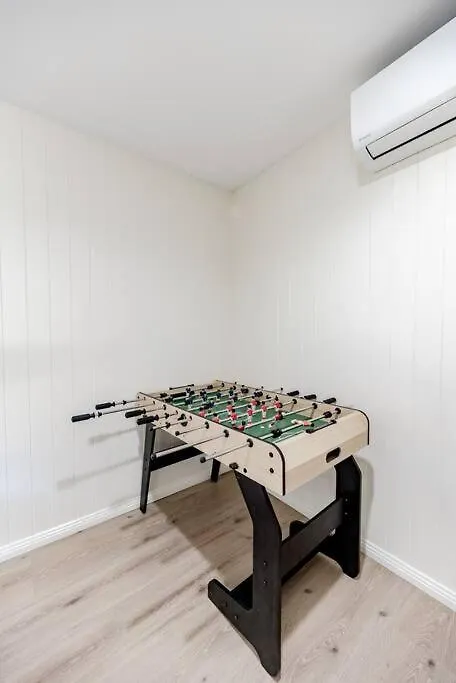 'The Rest' Stunning Noosa Family Beach Cottage Holiday home